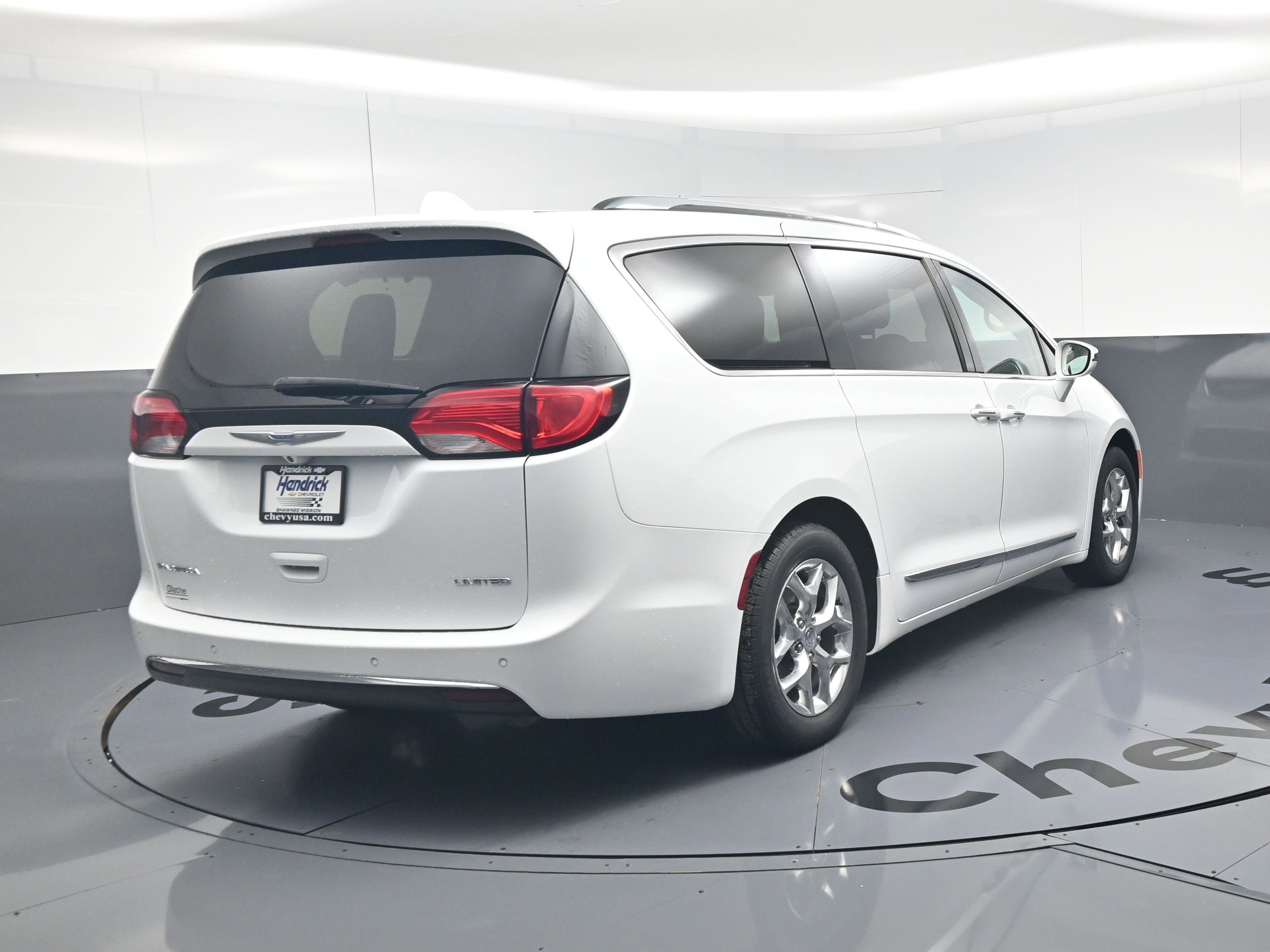 Used 2017 Chrysler Pacifica Limited w/ UConnect Theater Package image 9