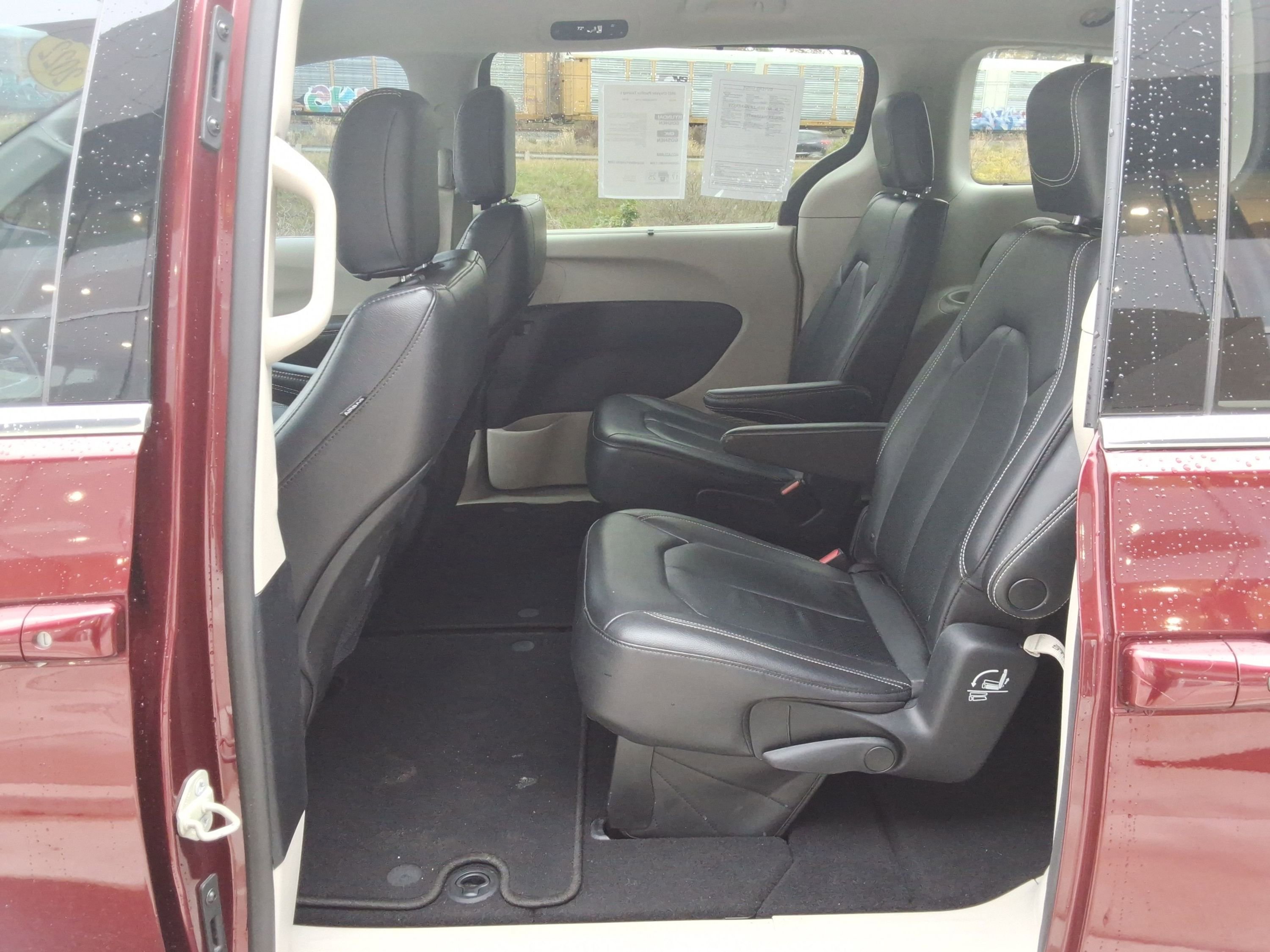 Used 2022 Chrysler Pacifica Touring-L image 28