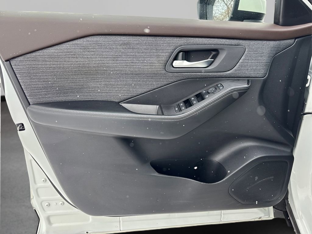 Used 2023 Nissan Rogue SV image 20