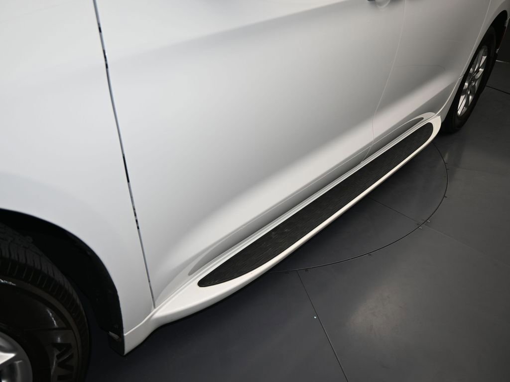 Used 2023 Chrysler Pacifica Touring-L image 33
