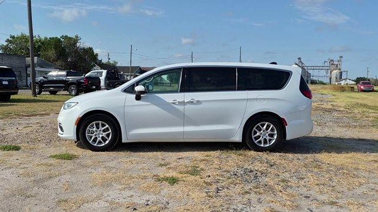 Used 2023 Chrysler Pacifica Touring-L FWD image 5