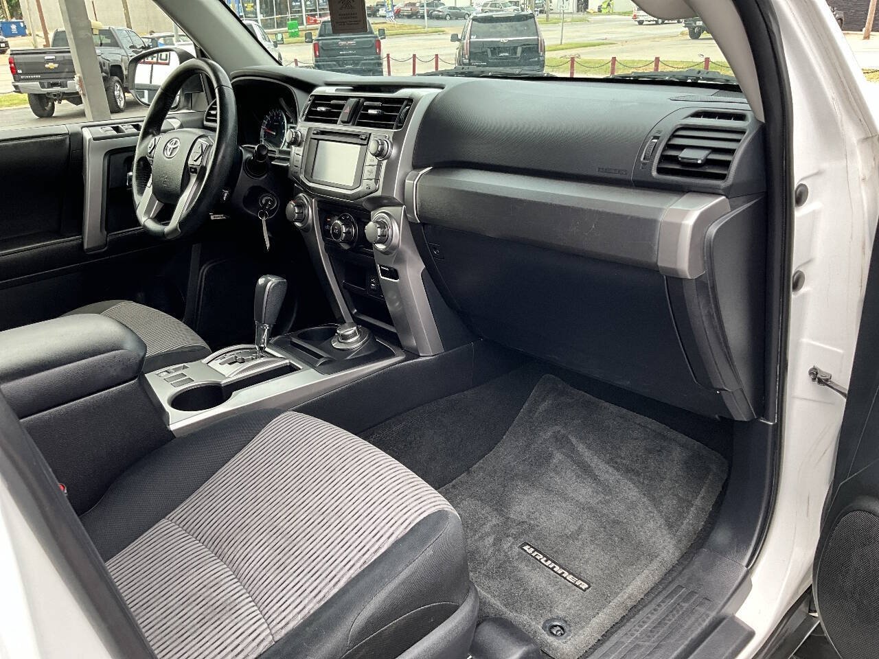 Used 2015 Toyota 4Runner SR5 w/ Four Season Floor Mat Package AWD/4WD image 29