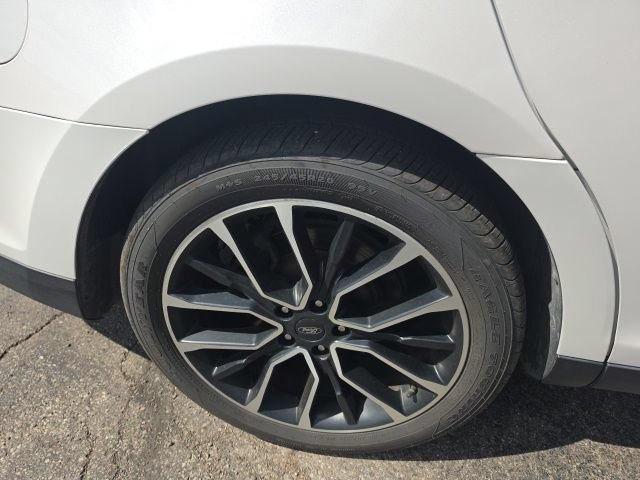 Used 2019 Ford Taurus Limited AWD/4WD image 5