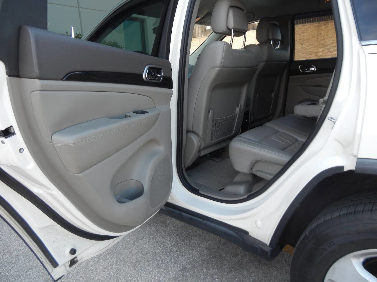 Used 2011 Jeep Grand Cherokee Laredo AWD/4WD image 30