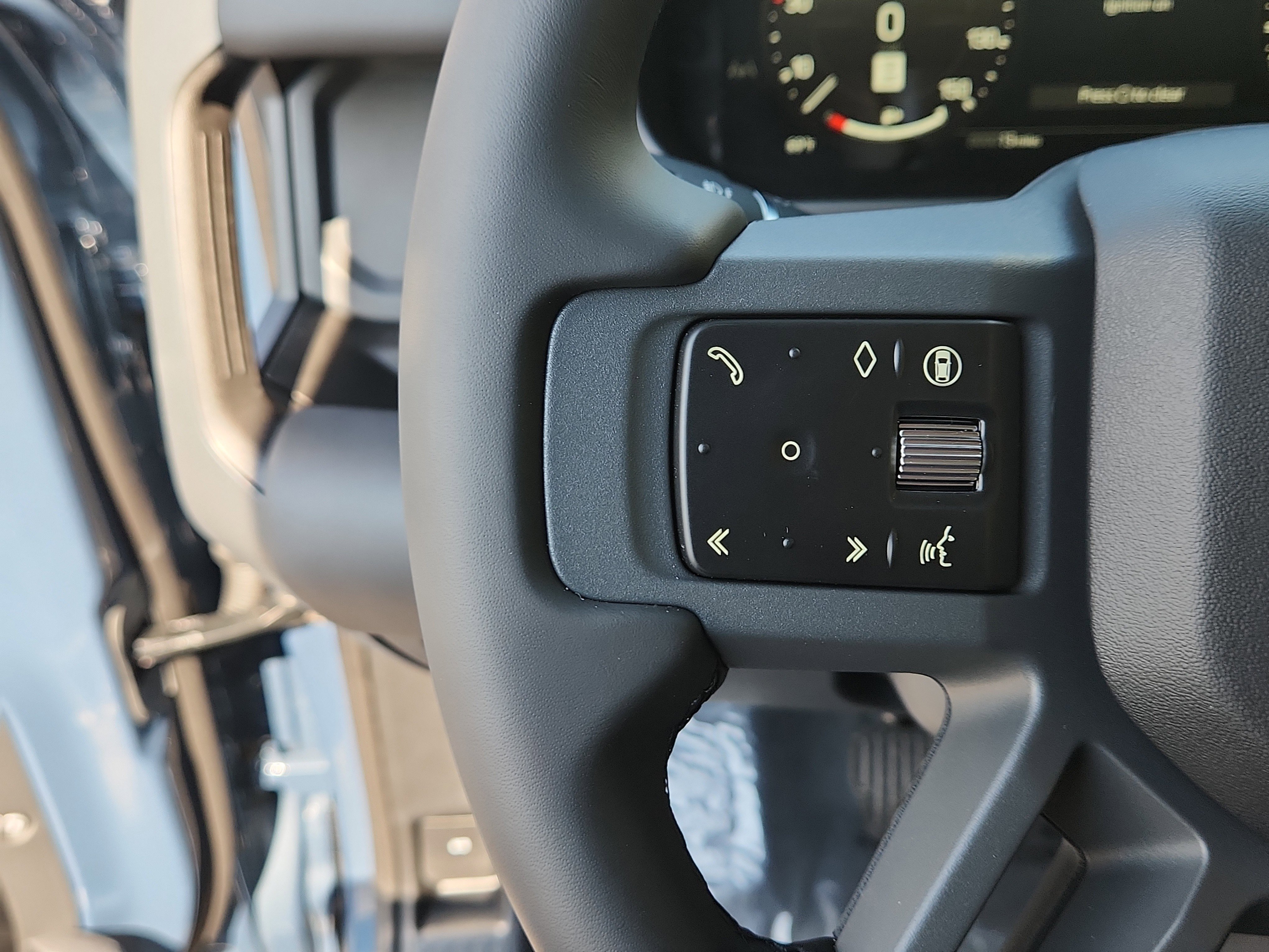New 2025 Land Rover Defender 110 X-Dynamic SE image 23