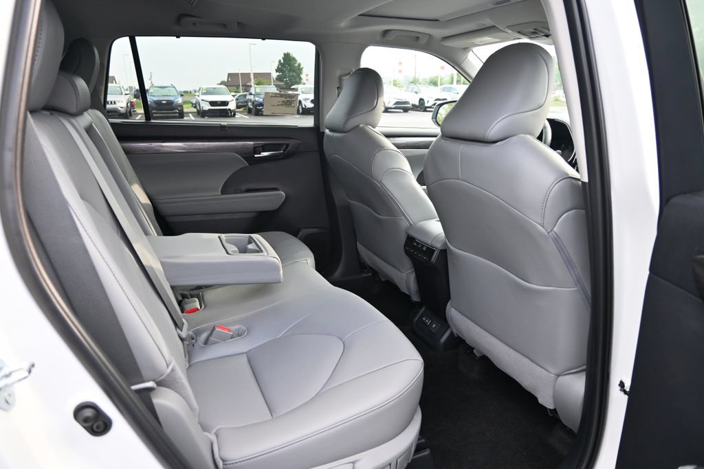 New 2026 Toyota Highlander Limited AWD/4WD image 17