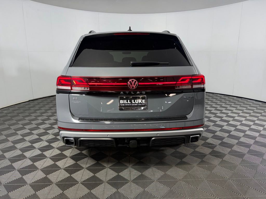 Used 2024 Volkswagen Atlas Peak Edition SE AWD/4WD image 8