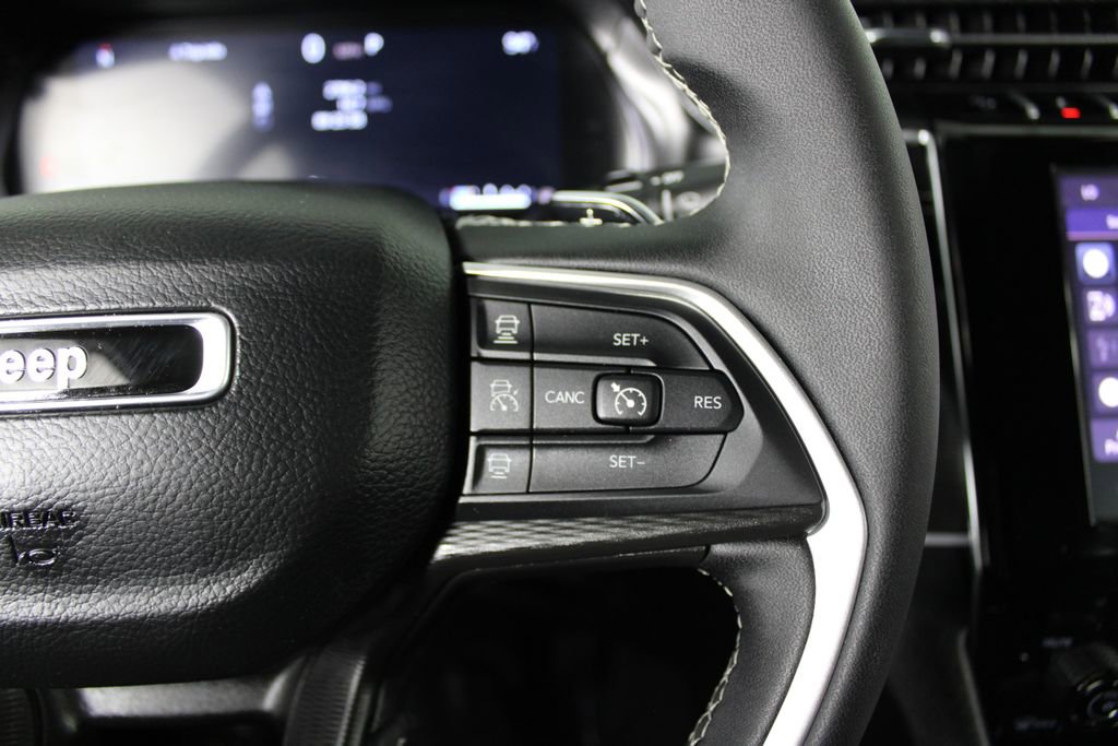 Used 2025 Jeep Grand Cherokee Laredo image 26