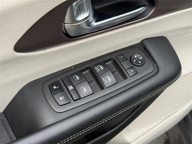 Used 2023 Chrysler Voyager LX image 17