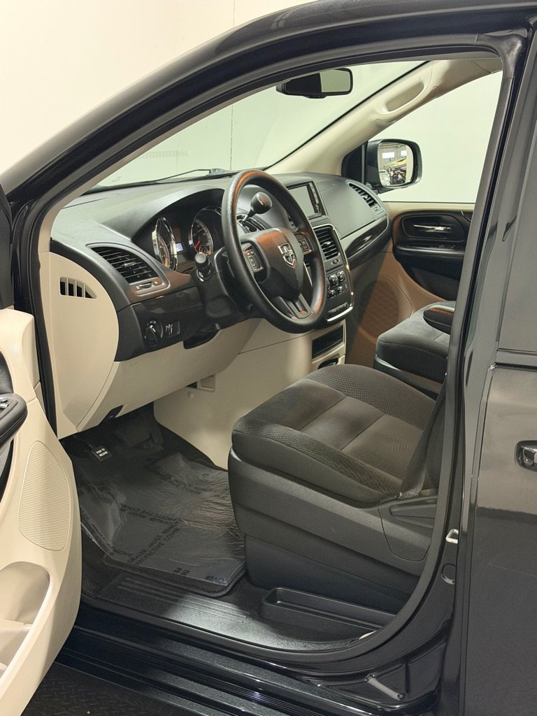 Used 2018 Dodge Grand Caravan SE w/ UConnect Hands-Free Group FWD image 8
