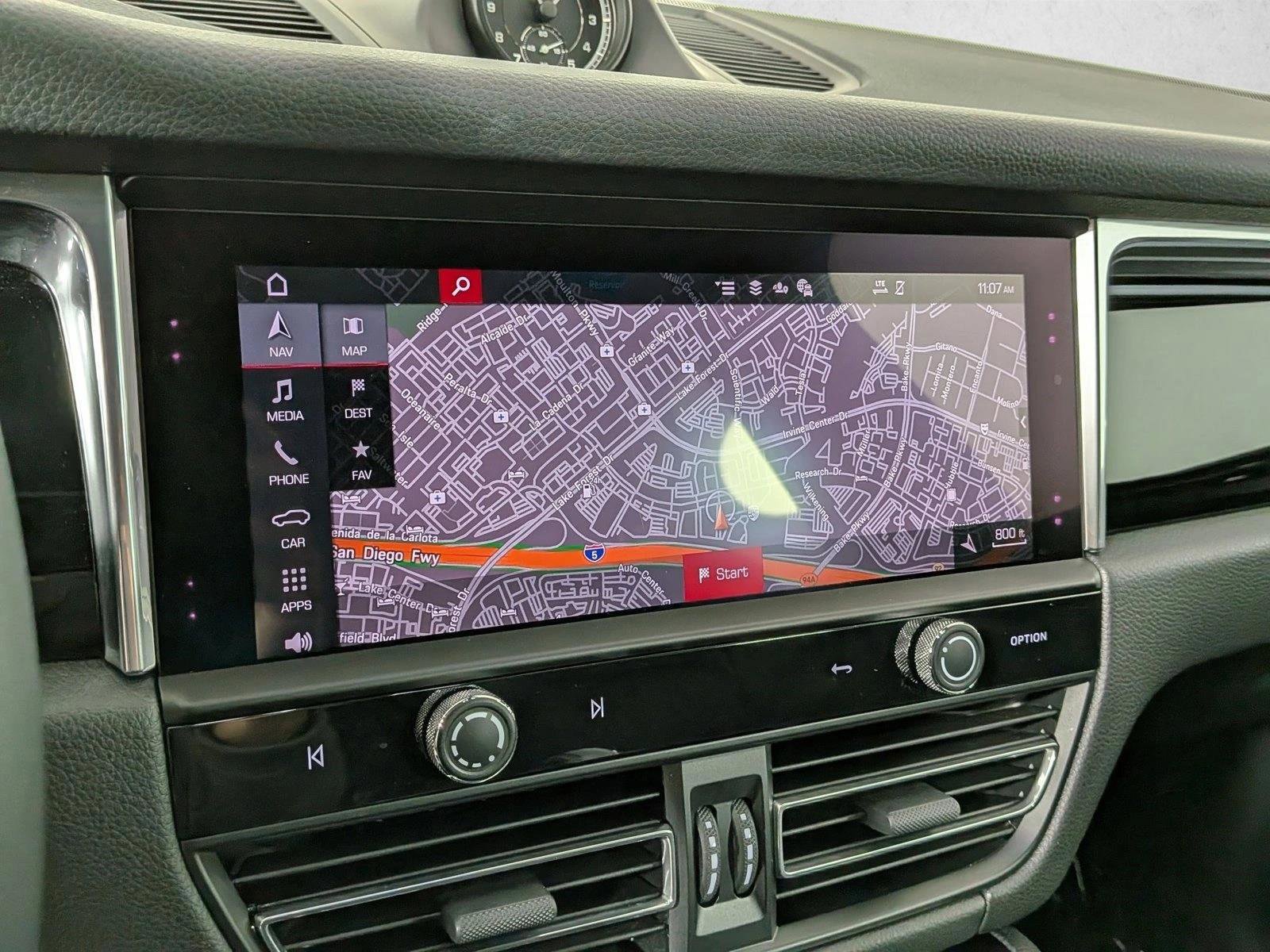 Certified 2025 Porsche Macan AWD/4WD image 17