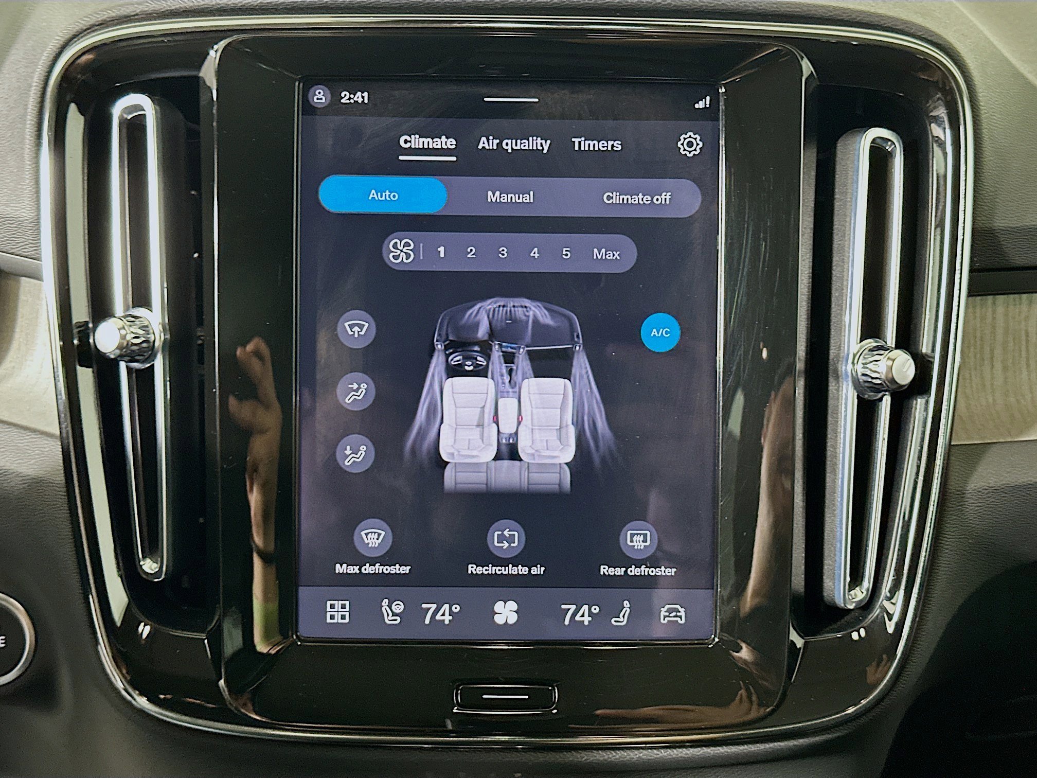 Used 2025 Volvo XC40 B5 Plus image 24