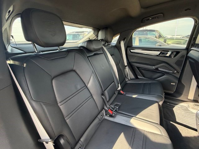 Used 2022 Porsche Cayenne Platinum Edition AWD/4WD image 17