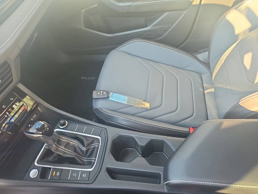 Used 2026 Volkswagen Jetta SEL FWD image 23