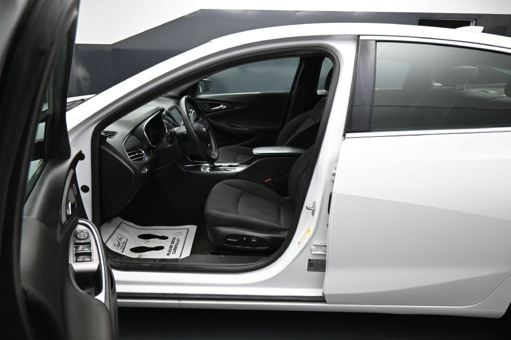 Used 2018 Chevrolet Malibu LT FWD image 9