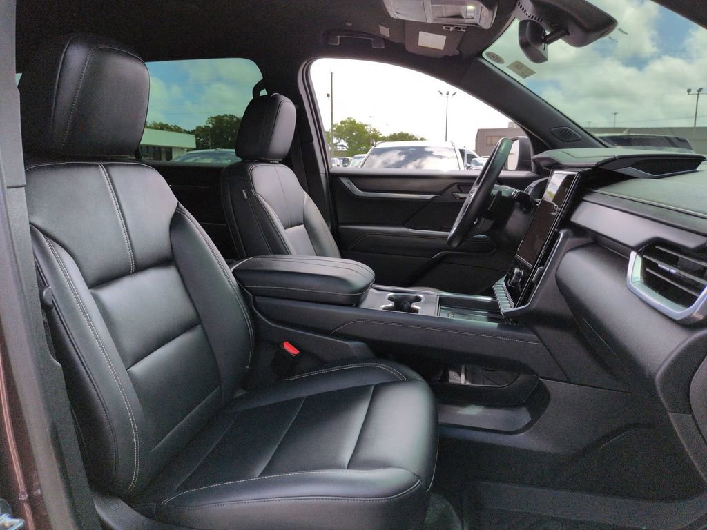 Used 2024 GMC Acadia Elevation image 29