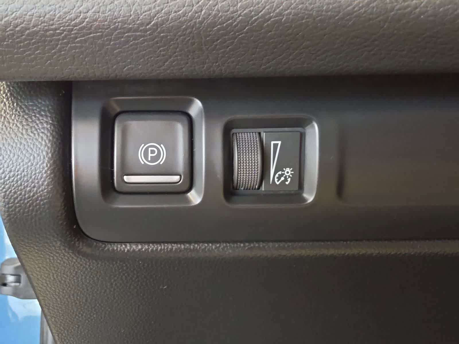 Used 2025 Cadillac XT4 Premium Luxury w/ Cold Weather Package AWD/4WD image 19