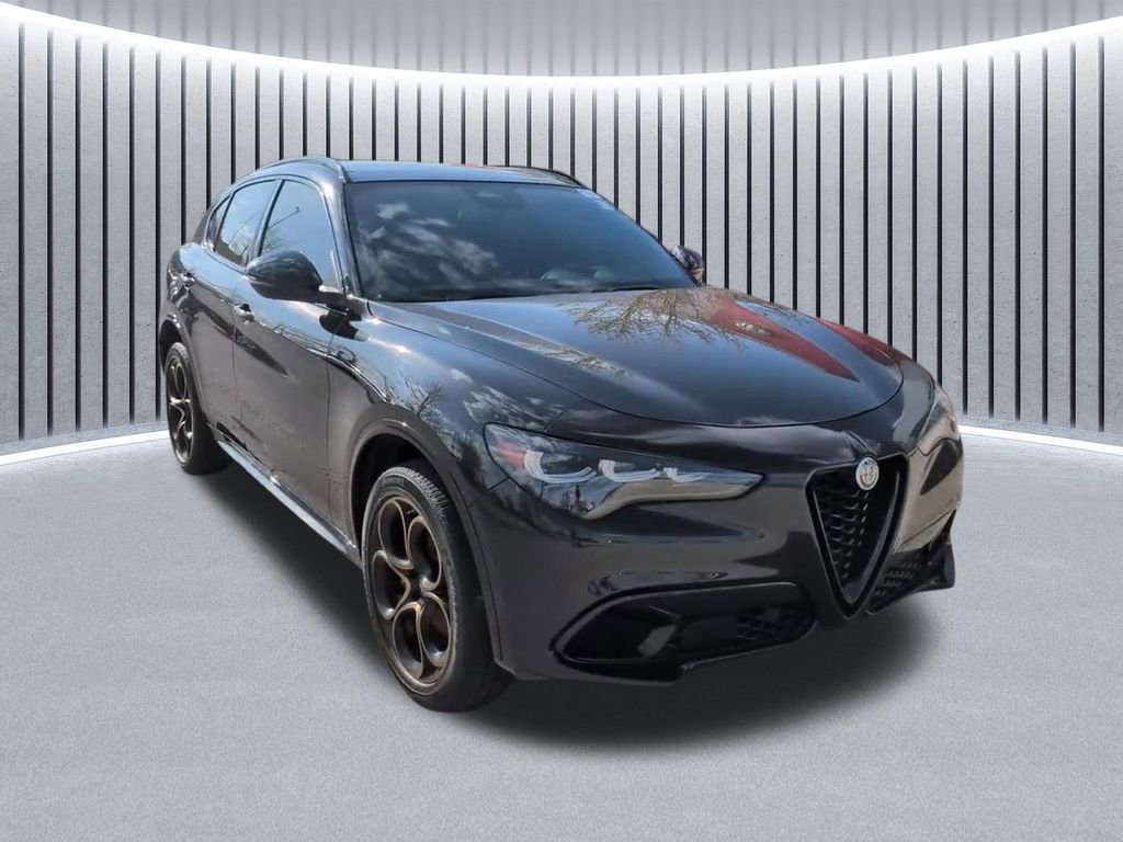Used 2025 Alfa Romeo Stelvio Sprint image 5