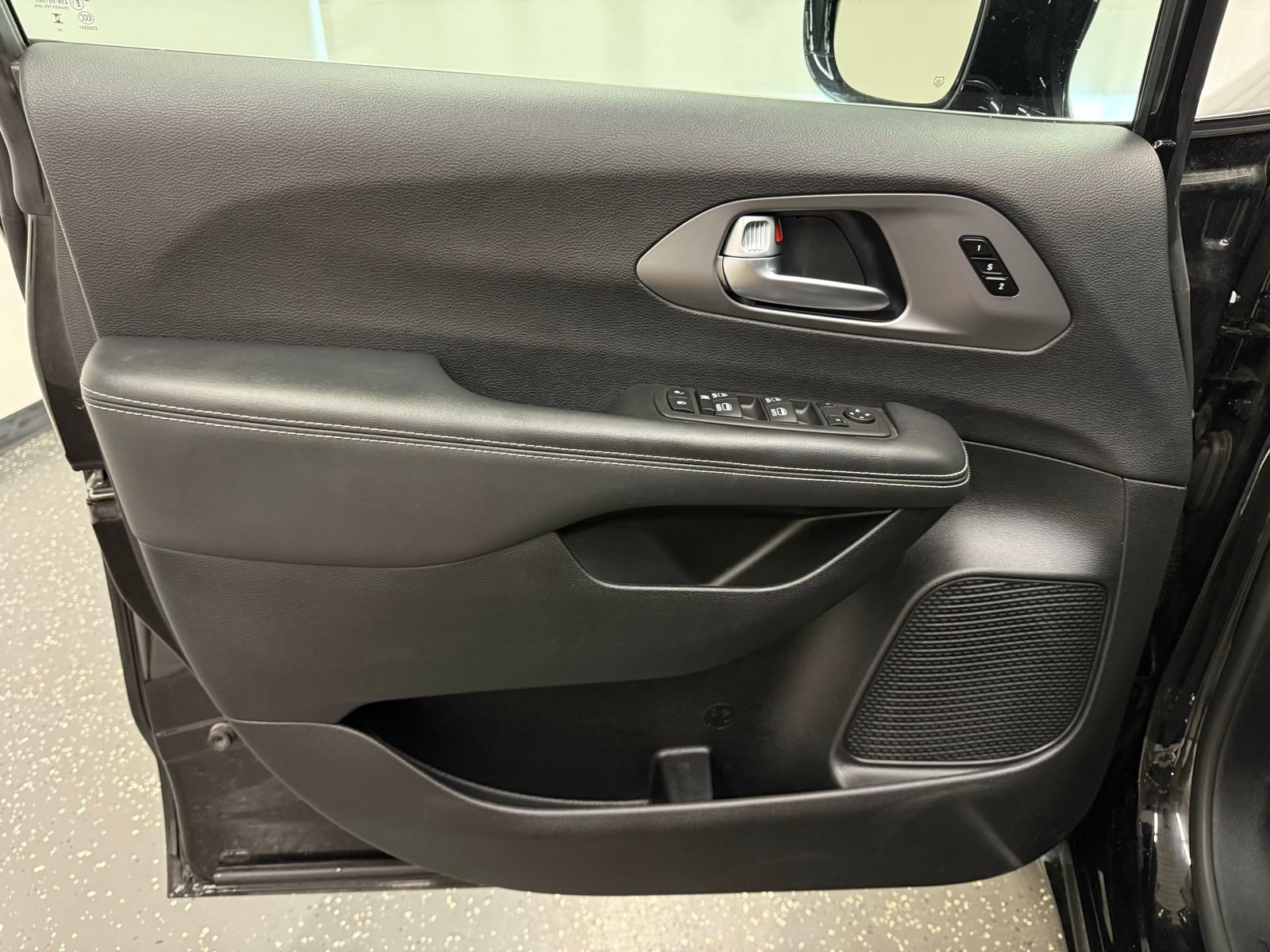 Used 2025 Chrysler Pacifica Select FWD image 9