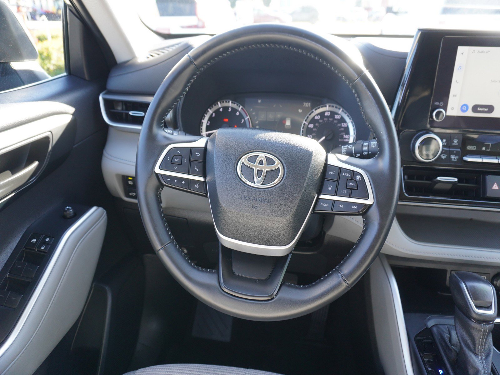 Used 2024 Toyota Highlander LE image 15