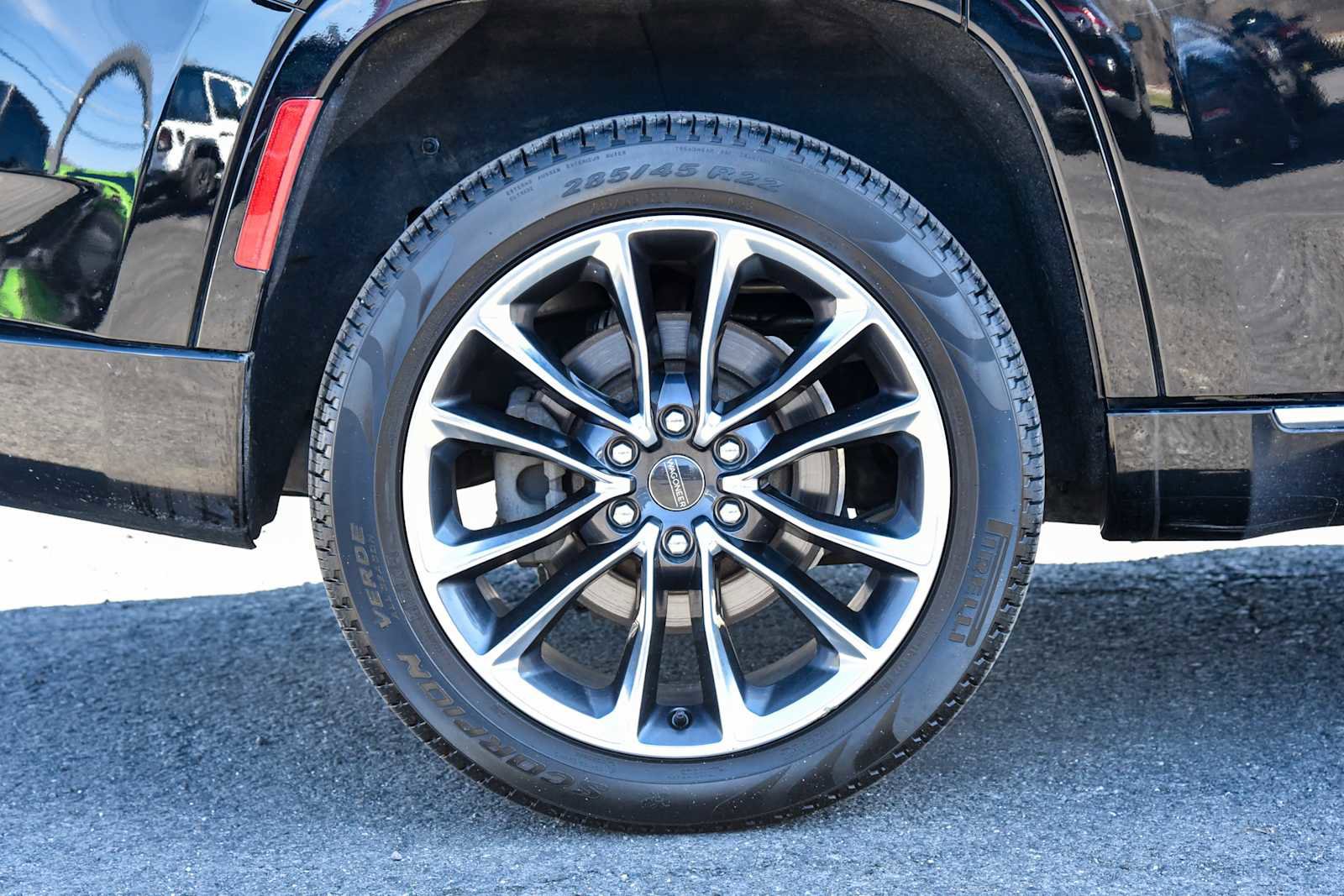 Certified 2024 Jeep Wagoneer Series III w/ Premium Group I AWD/4WD image 12