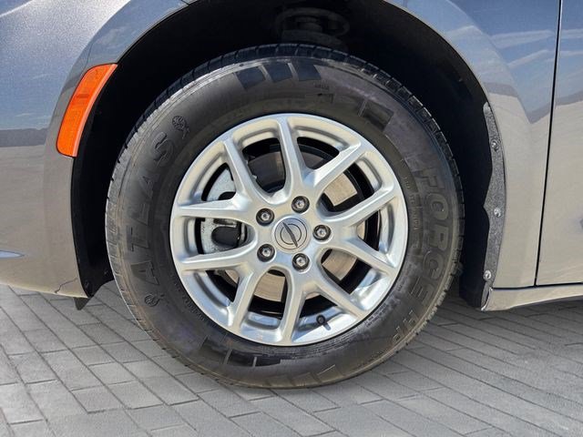 Used 2023 Chrysler Pacifica Touring-L image 9