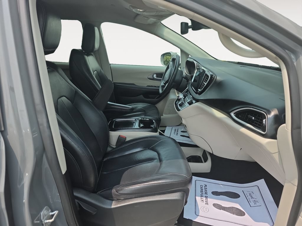 Used 2022 Chrysler Pacifica Touring-L FWD image 15
