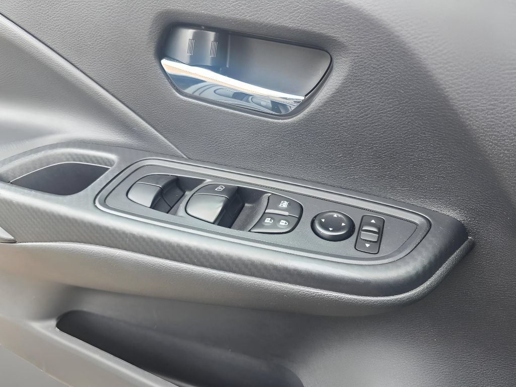 Used 2025 Nissan Versa SV FWD image 15