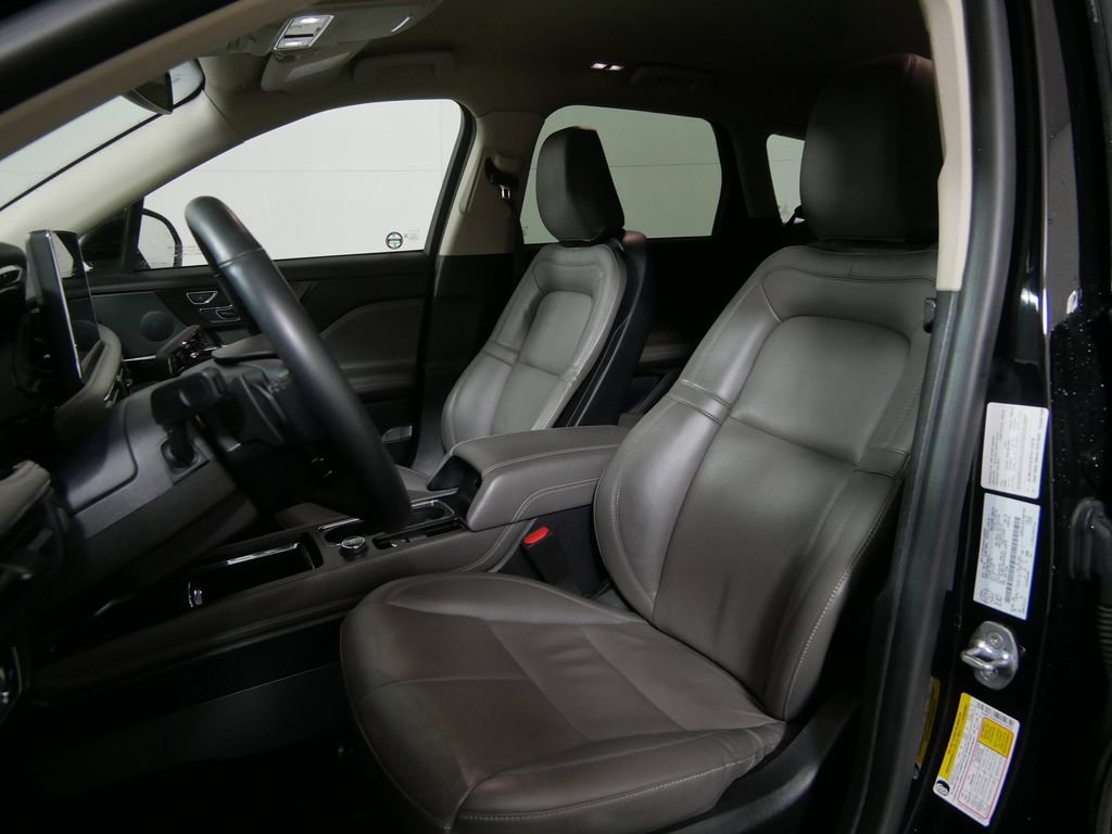 Used 2023 Lincoln Corsair Reserve w/ Towing Package AWD/4WD image 11