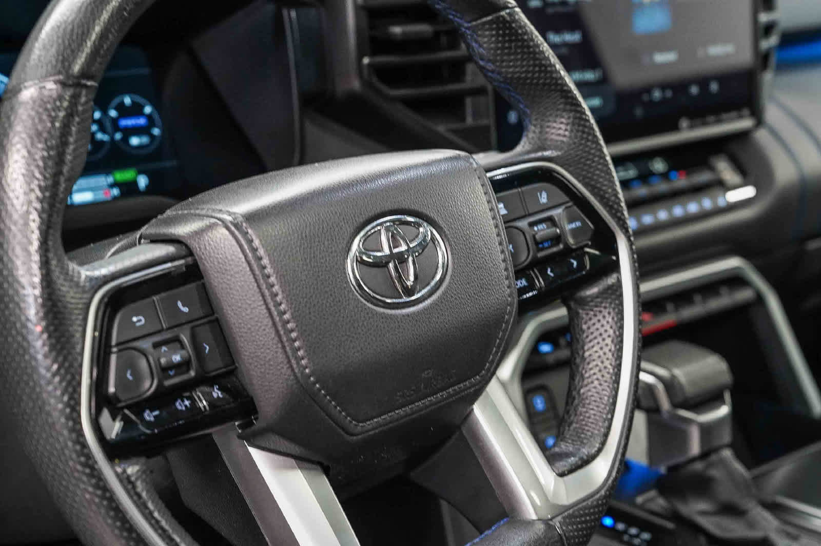 Used 2024 Toyota Sequoia Platinum AWD/4WD image 21