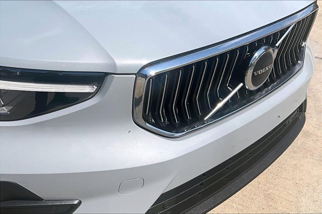 Certified 2025 Volvo XC40 B5 Core AWD/4WD image 38