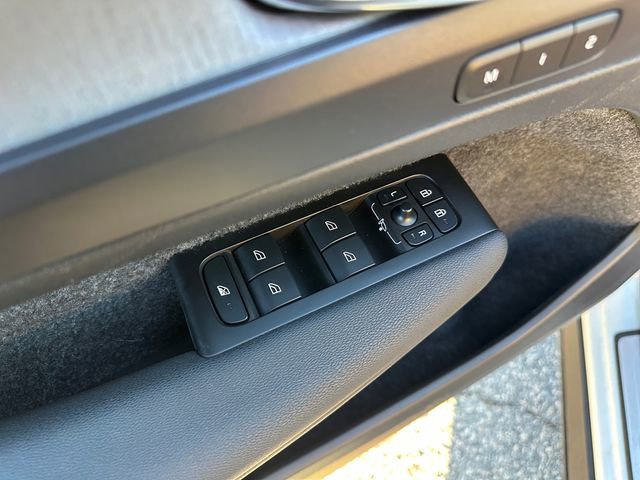 Used 2022 Volvo XC40 T5 Inscription w/ Climate Package image 19