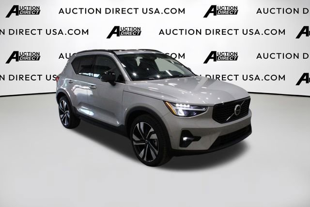 Used 2025 Volvo XC40 B5 Plus image 2