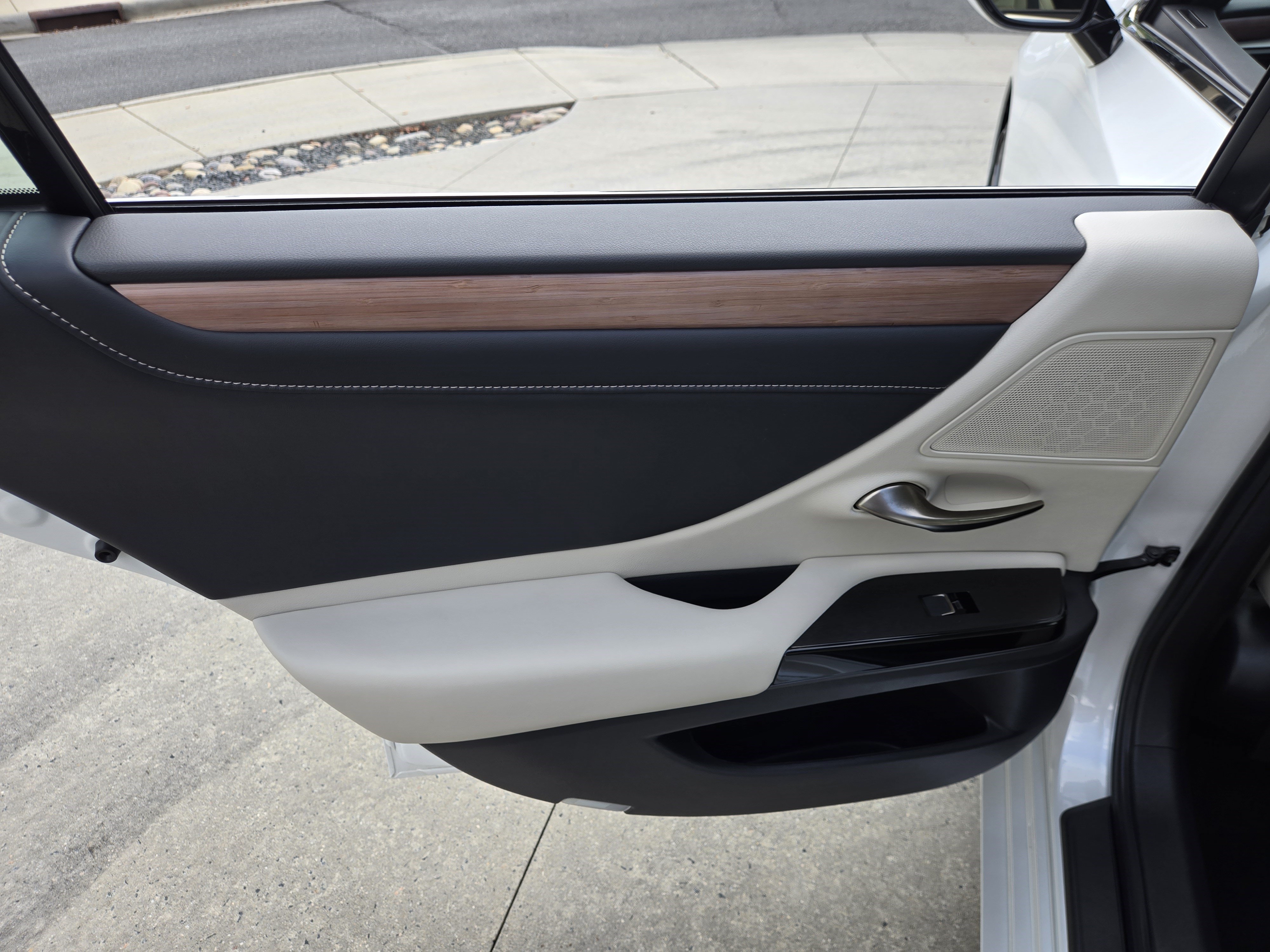 Used 2025 Lexus ES 350 w/ Premium Package FWD image 31
