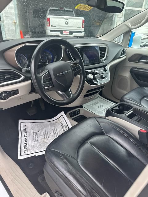 Used 2017 Chrysler Pacifica Touring-L FWD image 10