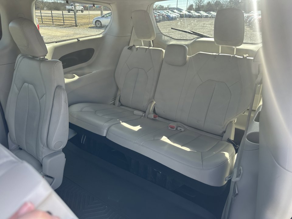 Used 2017 Chrysler Pacifica Touring-L Plus w/ Advanced Safetytec Group FWD image 19