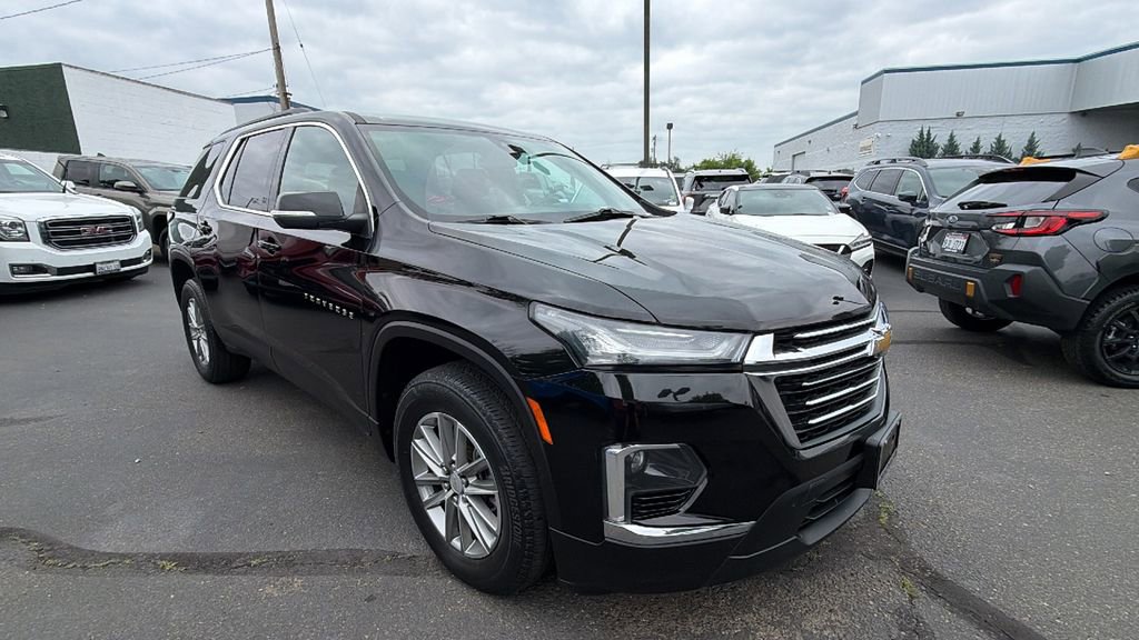 Used 2023 Chevrolet Traverse LT FWD image 2