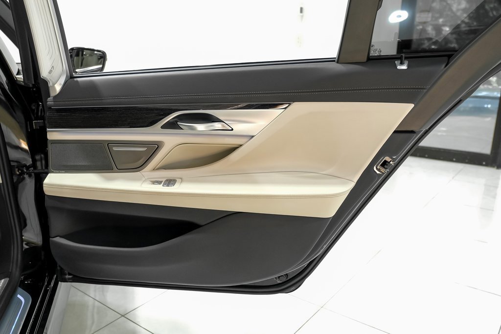 Used 2021 BMW ALPINA B7 xDrive image 44