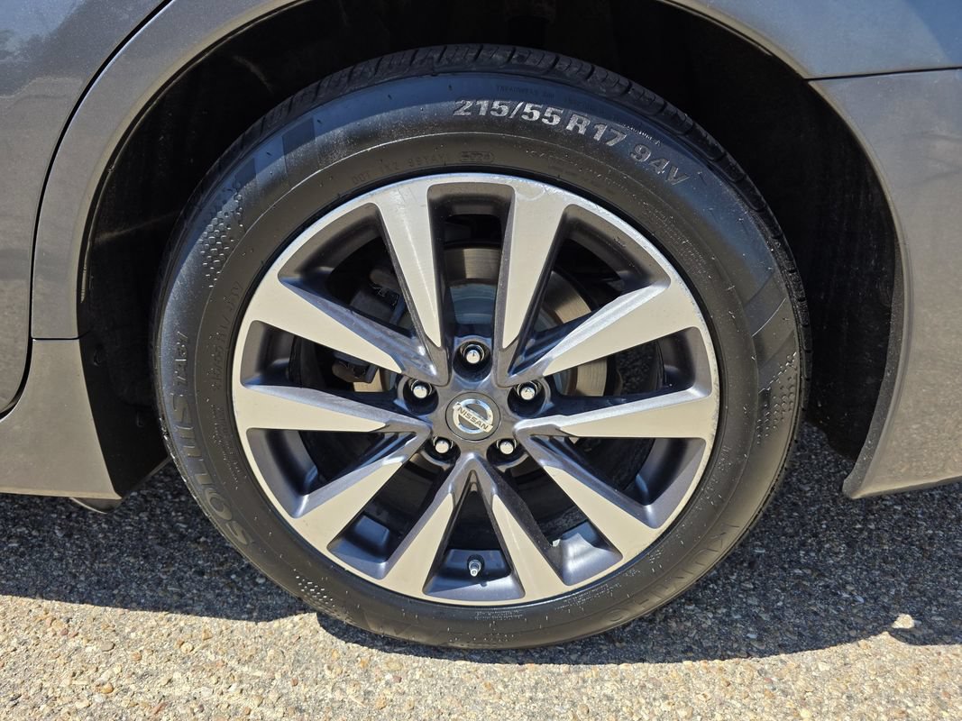 Used 2017 Nissan Altima 2.5 SL w/ Moonroof Package FWD image 38