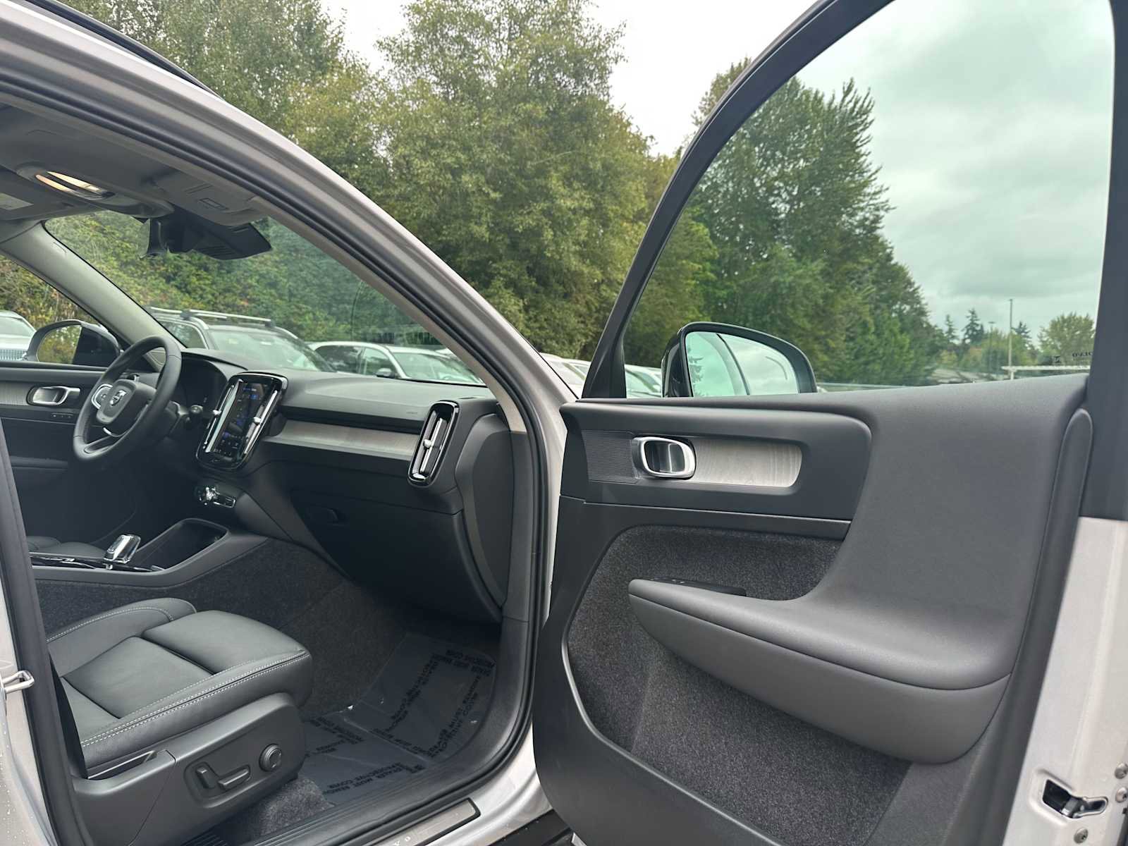 Used 2025 Volvo XC40 B5 Plus w/ Climate Package image 10