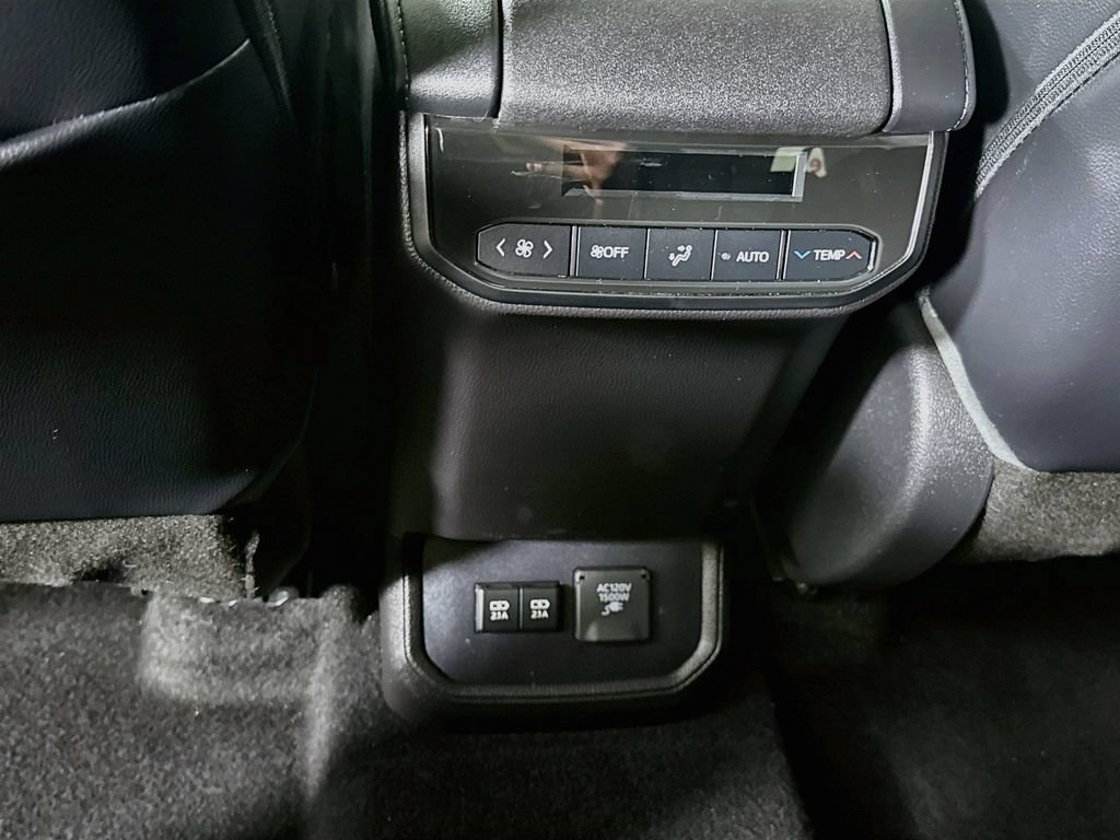 Certified 2021 Toyota Highlander Limited AWD/4WD image 31