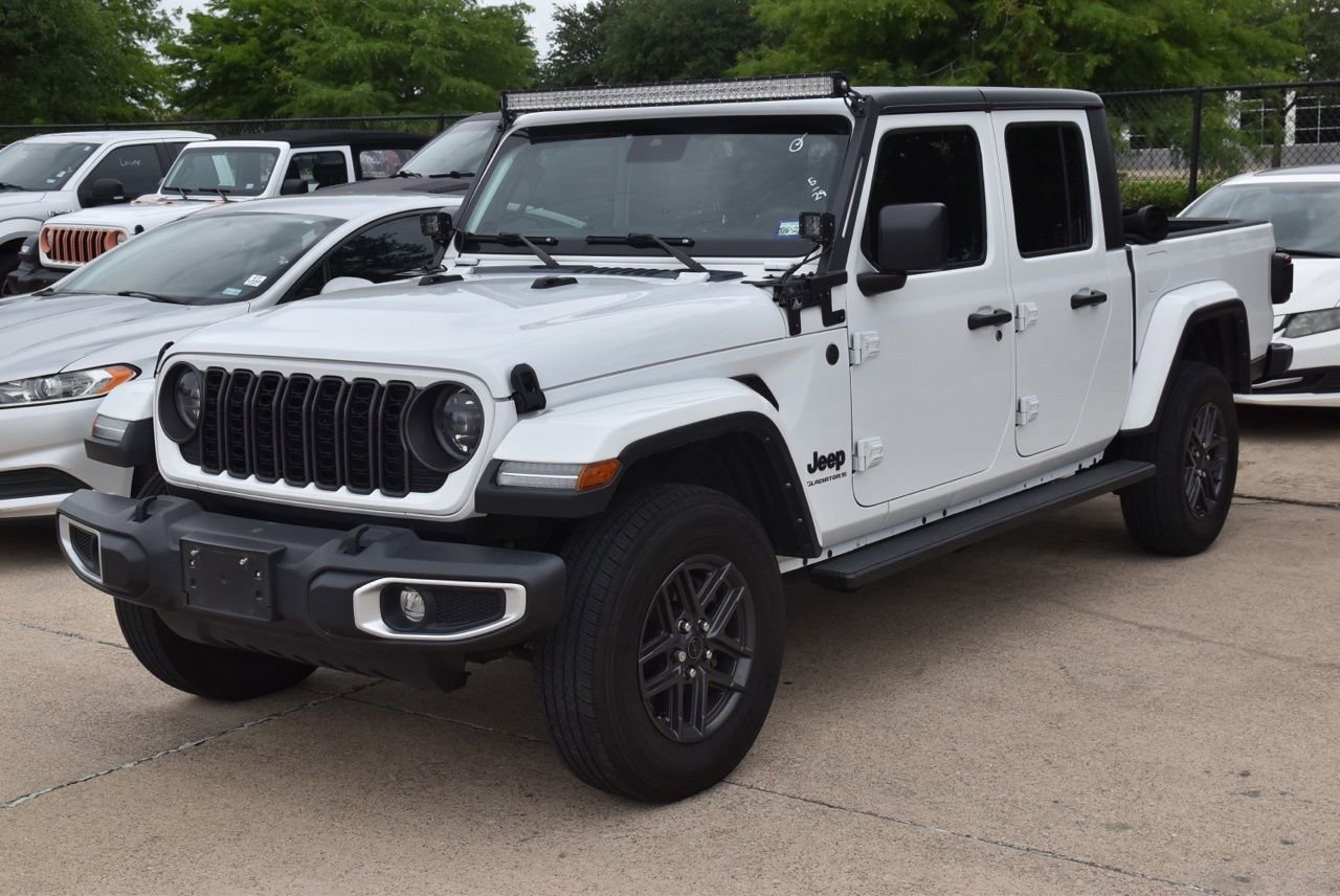 Used 2024 Jeep Gladiator Sport AWD/4WD image 2