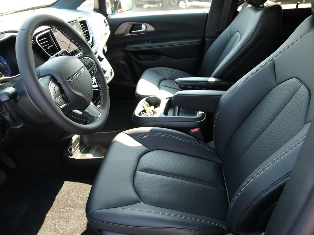 New 2027 Chrysler Pacifica Select w/ Family Tech Group FWD image 5