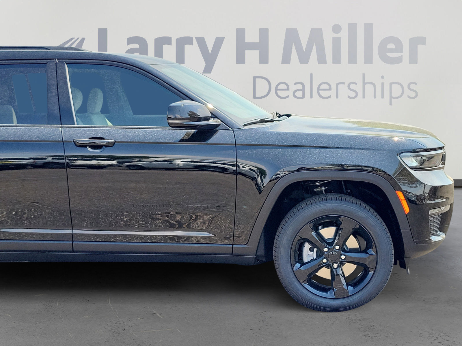 New 2025 Jeep Grand Cherokee L Limited w/ Black Appearance Package image 8