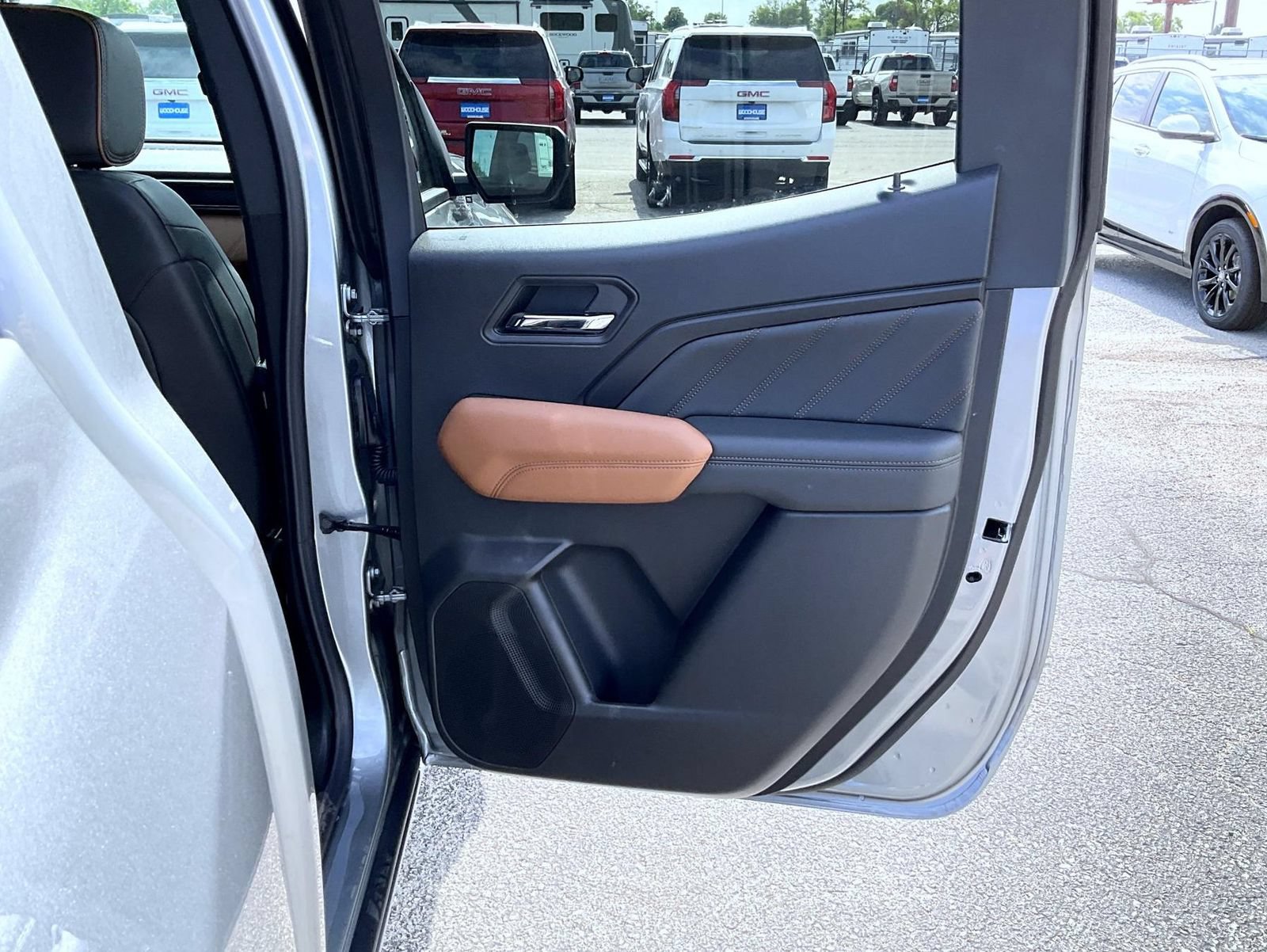 New 2026 GMC Canyon AT4 w/ AT4 Premium Package AWD/4WD image 17