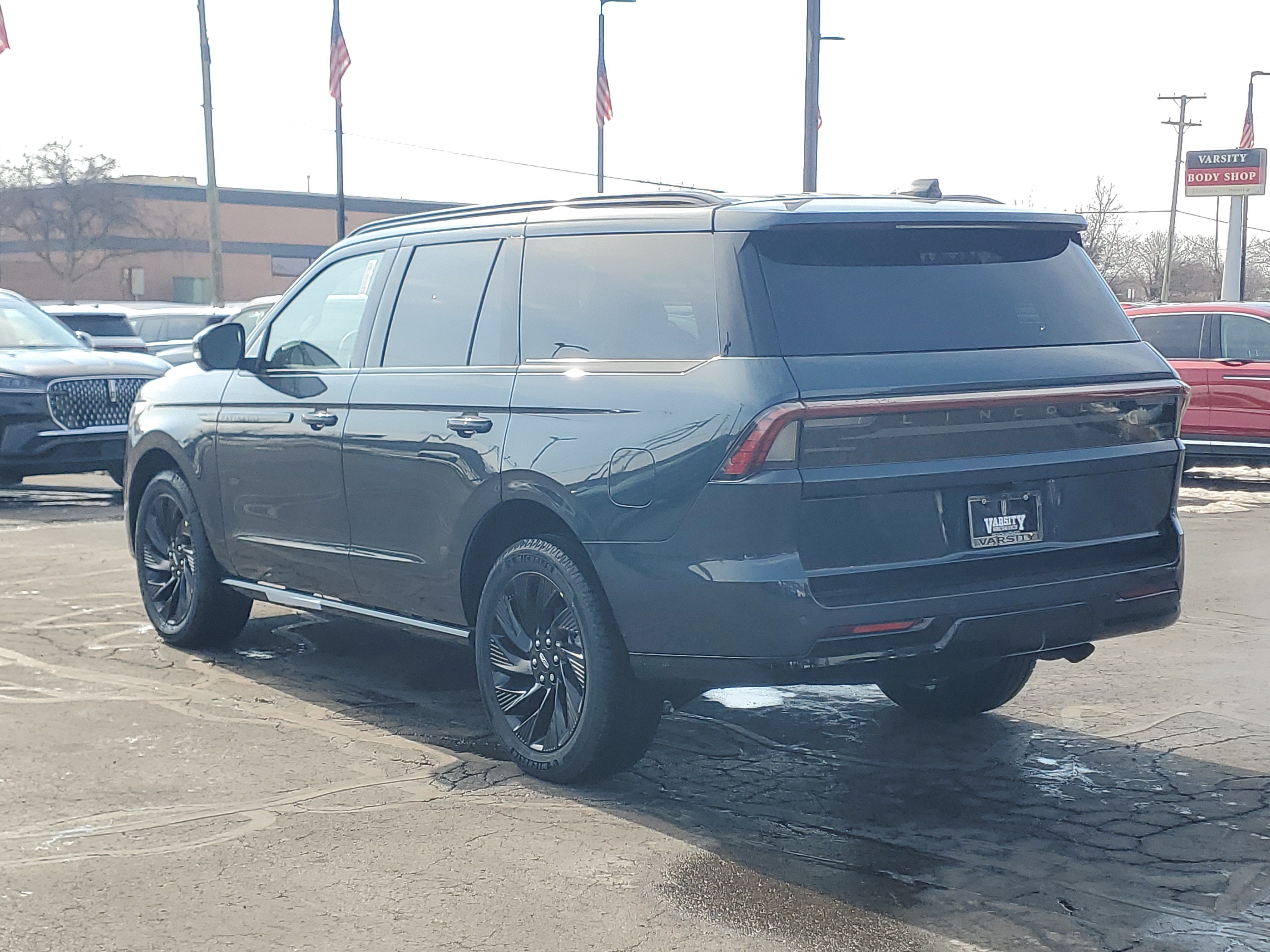 New 2026 Lincoln Navigator Reserve w/ Jet Appearance Package AWD/4WD image 3