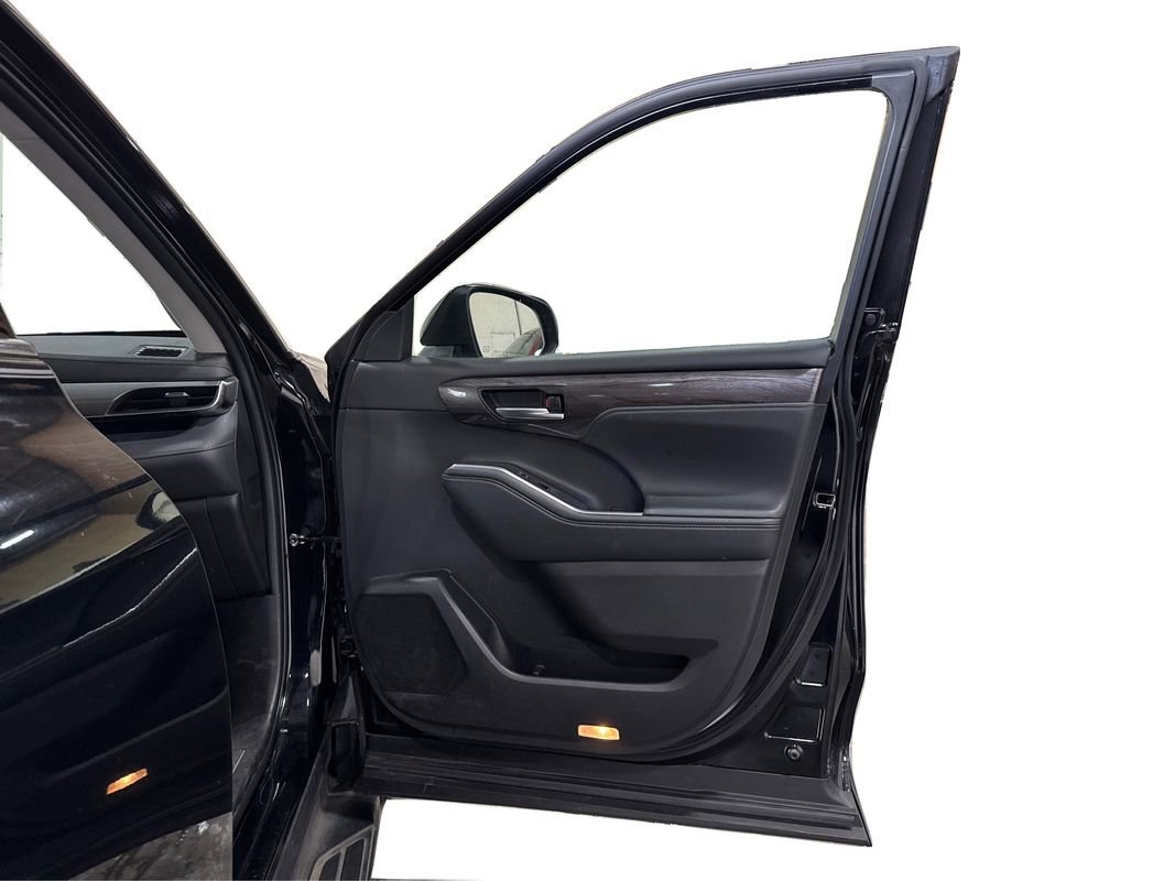 Used 2022 Toyota Highlander Limited image 25