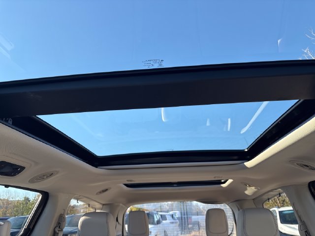 Used 2017 Chrysler Pacifica Limited FWD image 15