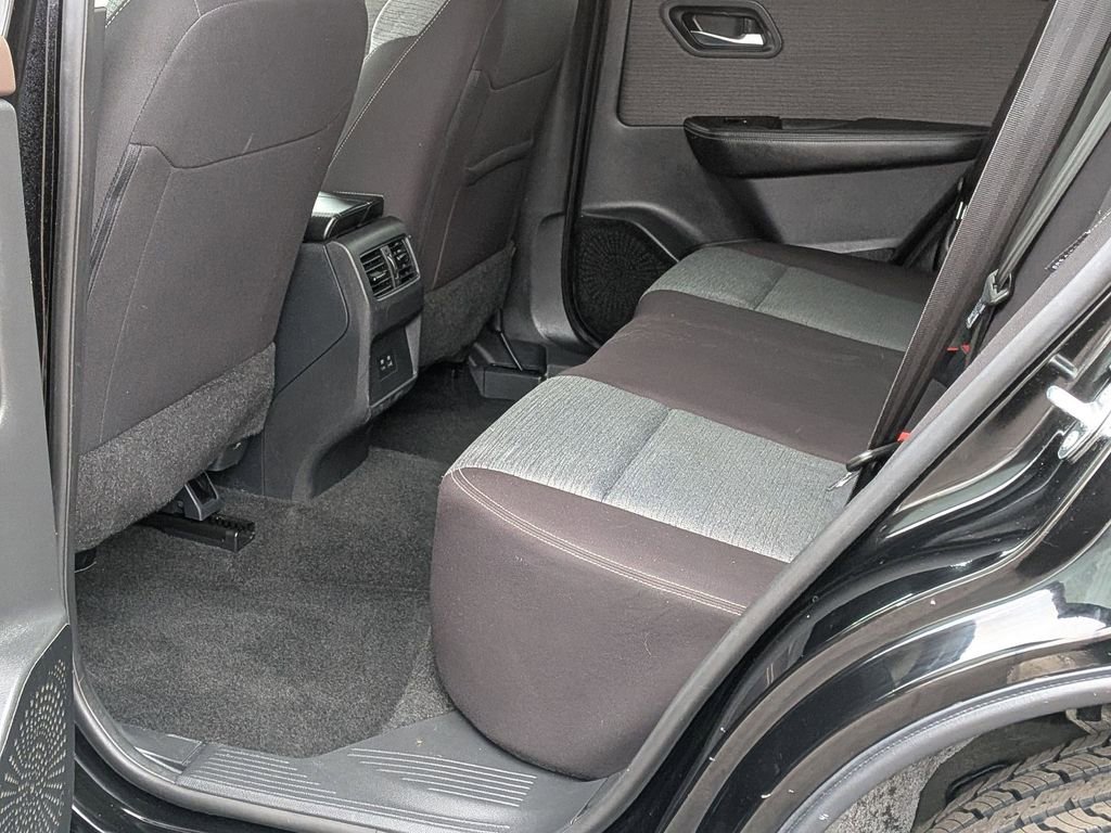 Used 2023 Nissan Rogue SV image 16