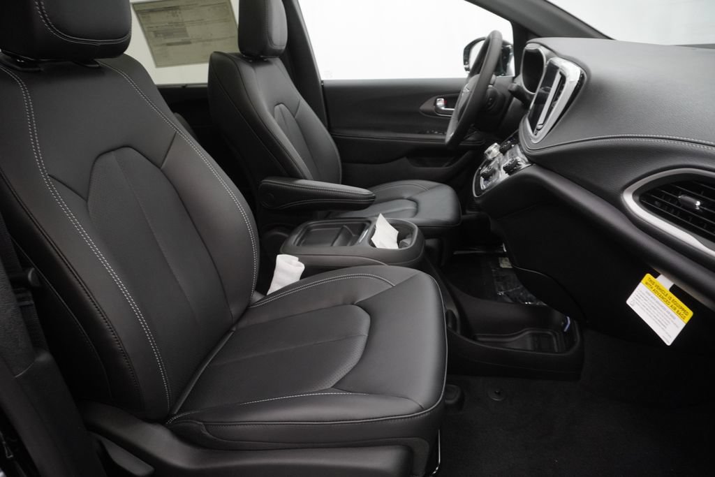 New 2027 Chrysler Pacifica Select AWD/4WD image 32